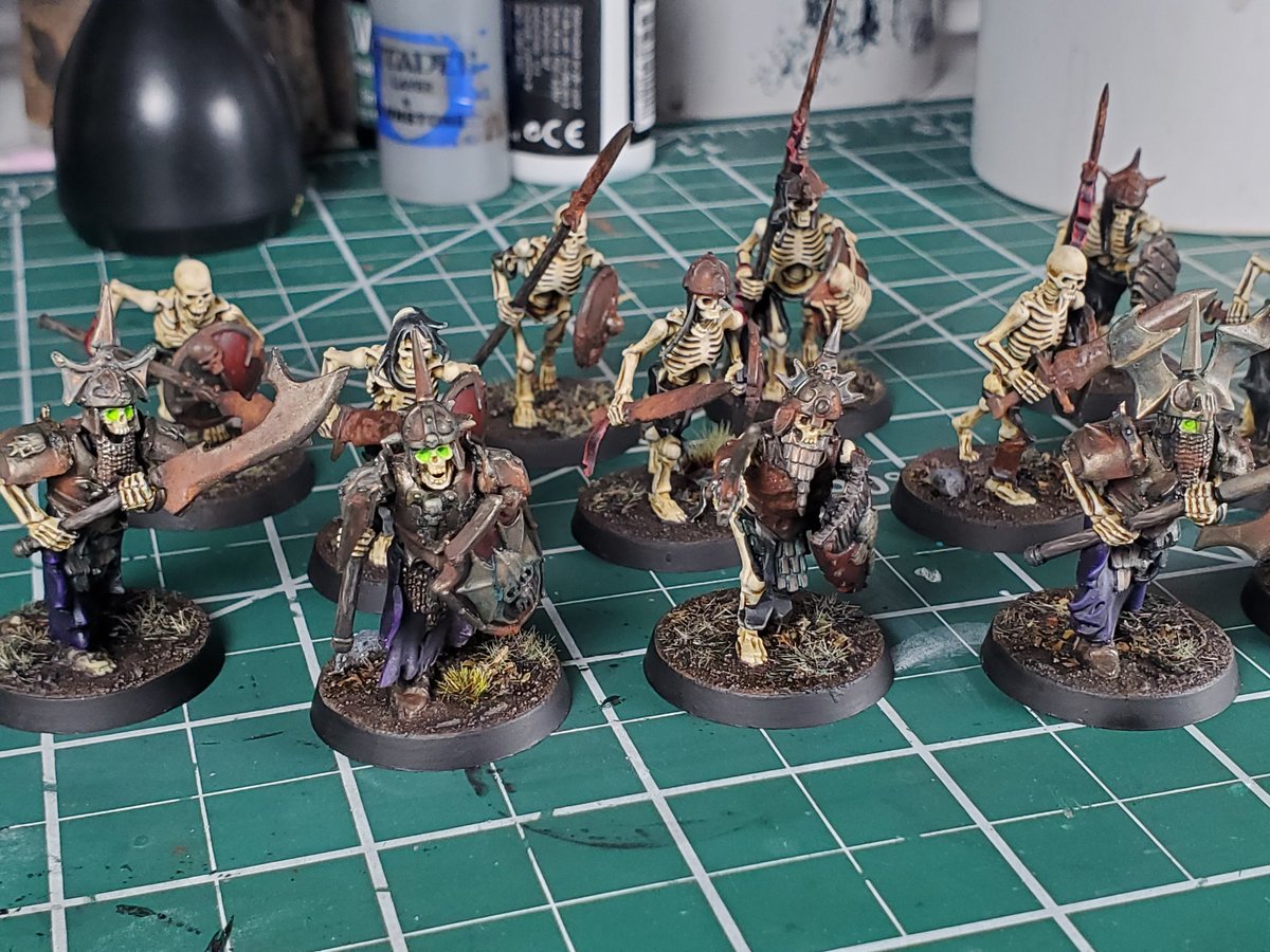 #HobbyStreakDay934 Spent about 45 minutes finishing my Deathrattle skeletons and Grave Guard 💀 #WIP #HobbyStreak #miniaturepainting #miniatures #PaintingWarhammer #Warmongers #WarhammerCommunity #soulblightgravelords #ageofsigmar