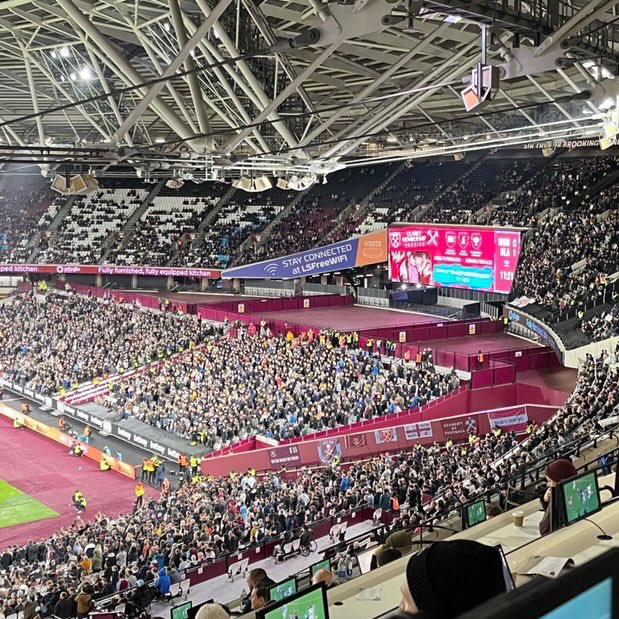 2,000 Blackburn fans at the London Stadium last night 👏 #Rovers | #TalkB 🌹