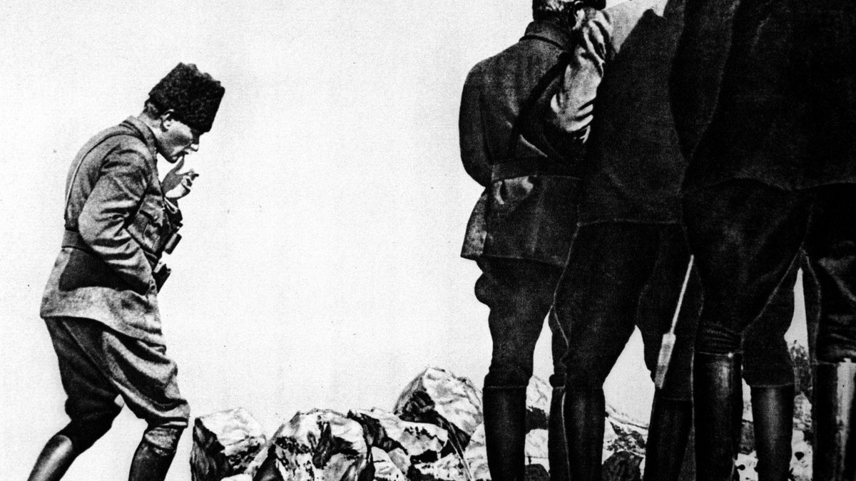 Sarışın bir kurda benziyordu.
Ve mavi gözleri çakmak çakmaktı.
Yürüdü uçurumun başına kadar,
eğildi, durdu.

Sana olan bağlılığımız, minnetimiz ve özlemimiz ölümsüzdür Aziz Atam…