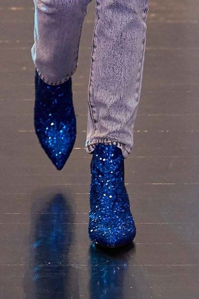 EvocativeCloth1's tweet photo. @marcjacobs Resort 2017 Collection ✨

#marcjacobs #marcjacobsbeauty #marcjacob #chelseaboots #shoes #runwaymodel #blue #sparkle #footwear #footwearfashion #shoes #footwearfashion #footweardesign #footstyle #footwearnews #runwaypost #bootstyle 

For more follow @EvocativeCloth1 https://t.co/SwkifdjmVl