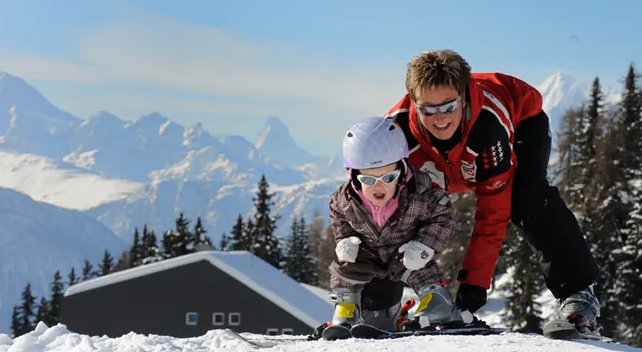 STCorpComm's tweet photo. #SchweizerWinter: für Kinder &amp; Jugend bis 20 Jahre jeden Sa gratis - und mit Schnupperkurs! @AletschArena_ch @valaiswallis ! #IneedSwitzerland ❄️🇨🇭⛷️ https://t.co/lGSn9hzf2R https://t.co/qCE7fokQU3