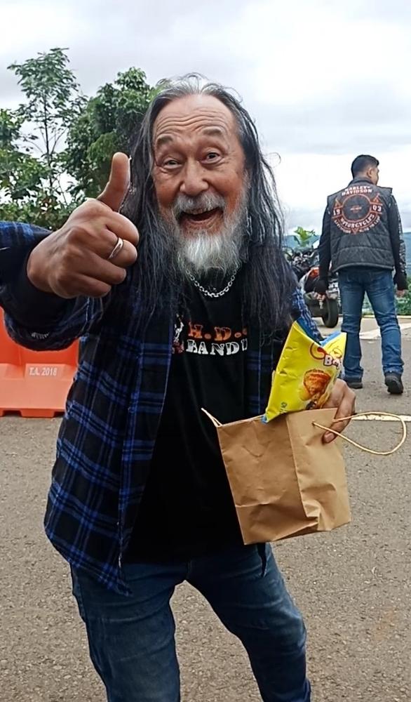 Sugan Ngalaman Kolots... 🙏🏻
Siganamah Kieu... 💪🏻

Jadi Aki, Tukang Band, Bikers &amp; masih jajan Chiki Balls Keju... 🤣

Ulah Rudet Hirup Mah... 
Cenah Eta oge saur SEPUH... 💯

Enjoykan &amp; Rayakan...
Let's Go 1234