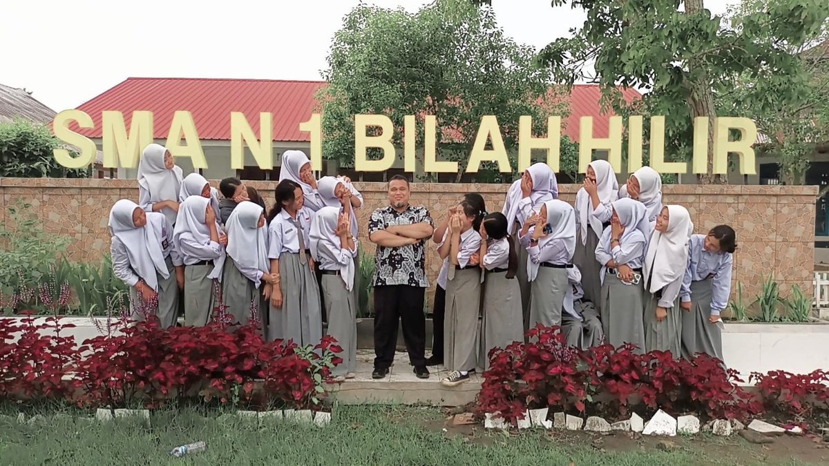 ArifRomadoni's tweet photo. Bukan beban yang menyulitkanmu tetapi cara membawa bebanmu yang salah.
#sman1bilahhilir 
#smansabihil 
#negerilama
#bilahhilir https://t.co/HtGhrvQOAp