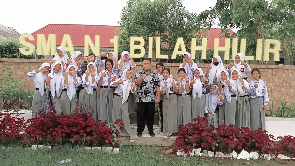 ArifRomadoni's tweet photo. Bukan beban yang menyulitkanmu tetapi cara membawa bebanmu yang salah.
#sman1bilahhilir 
#smansabihil 
#negerilama
#bilahhilir https://t.co/HtGhrvQOAp