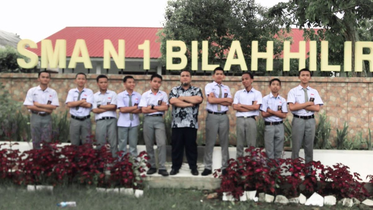 ArifRomadoni's tweet photo. Bukan beban yang menyulitkanmu tetapi cara membawa bebanmu yang salah.
#sman1bilahhilir 
#smansabihil 
#negerilama
#bilahhilir https://t.co/HtGhrvQOAp
