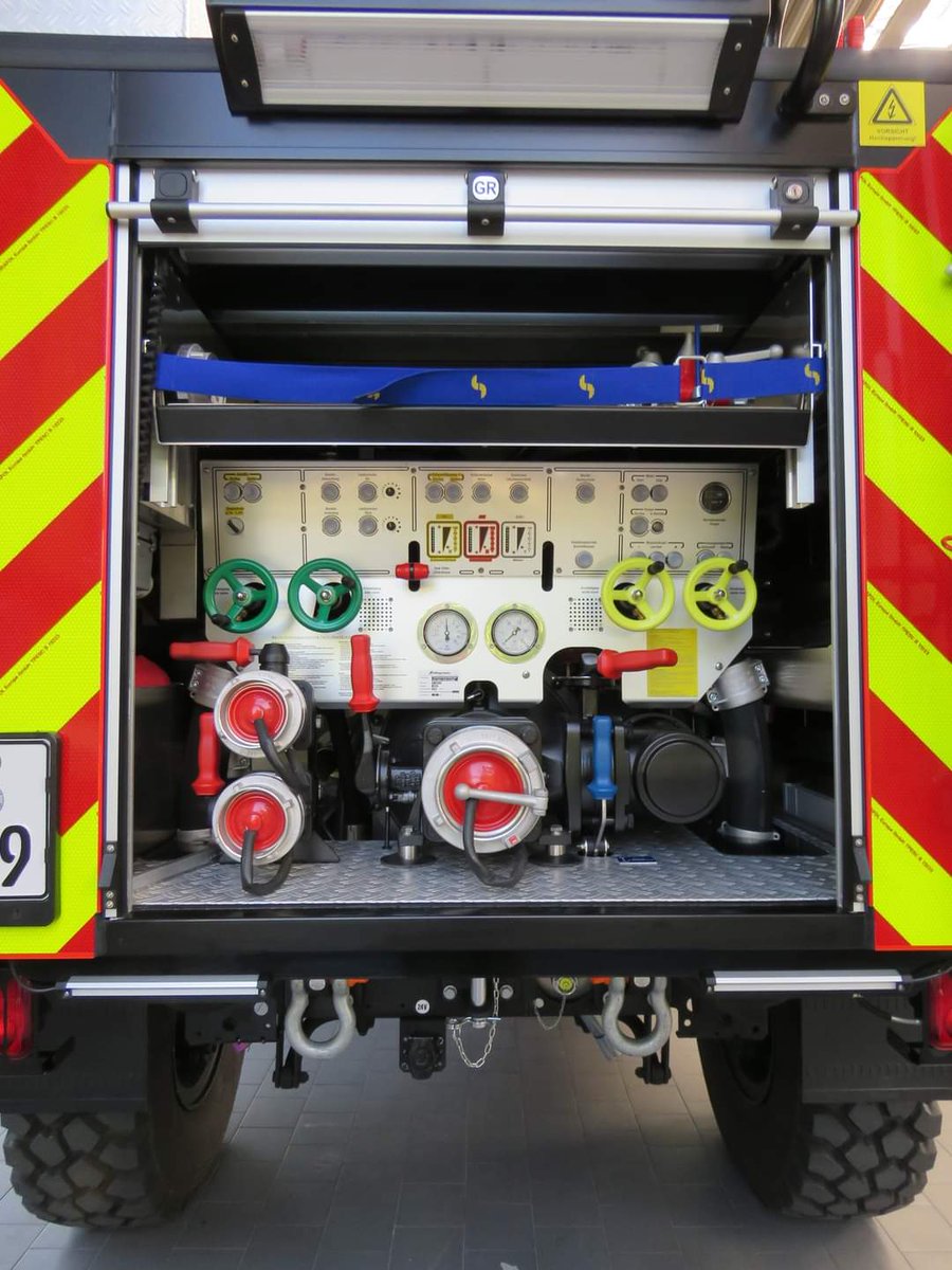 teambestioles's tweet photo. #JeudiBestioles

2ème #CCFM de nos collègues du #Feuerwehr #Stuttgart. Châssis @MBFRANCE_ UNIMOG U5023 de 15 T.
Système de contrôle de pression des pneus
2 trappes de toit au dessus des sièges AR
Pompe 2000/10 #Schlingmann
3200l d.'💧
60l. d' ☁️
Autoprotection avec 2x230 l. d'💧 https://t.co/DdDDqGxSYb