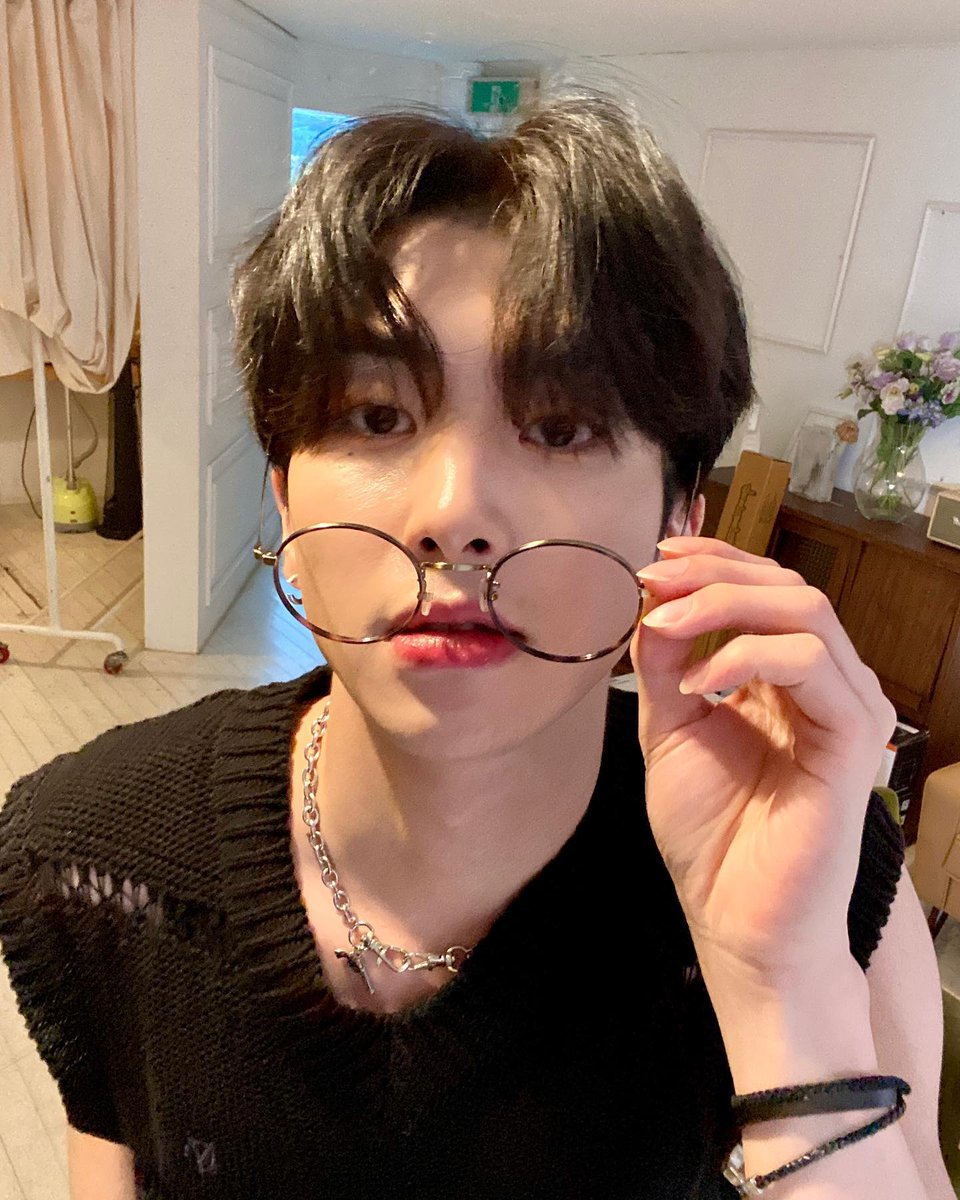 KangFang77's tweet photo. 안경걸치기🕶 https://t.co/kLZAKgeHvv