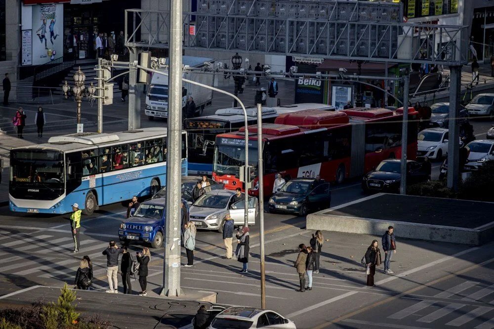 Saat 9'u 5 geçe hayat 1 dakika durdu. (AA)
