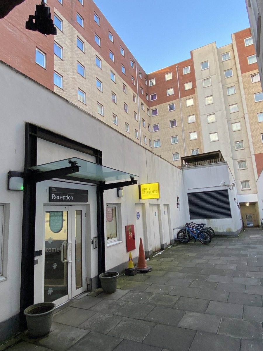 #PlanningStuff in #Glasgow: students living in the city centre deserve amenity too but sadly this lane connecting Queen & Miller Streets is a grim space when all it needs is good lighting, colourful paintwork, planting and benches to make it an enjoyable place to hang out…🤔🤷‍♂️!