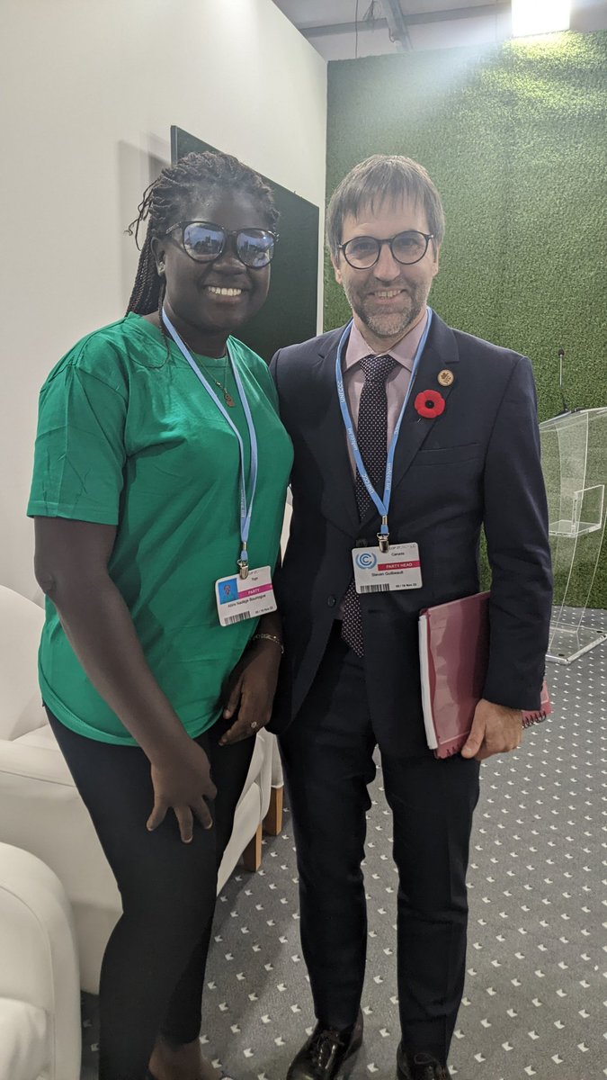 NadegeBoumogue's tweet photo. J'ai eu l'honneur de discuter quelques minutes avec le ministre de l'environnement et du changement climatique du #Canada son excellence @s_guilbeault de la #déclaration_de_défalé de l'ONG @ecolotriporg qui est l'un de nos objectifs phares de la @COP27P https://t.co/0oOq8xh16O