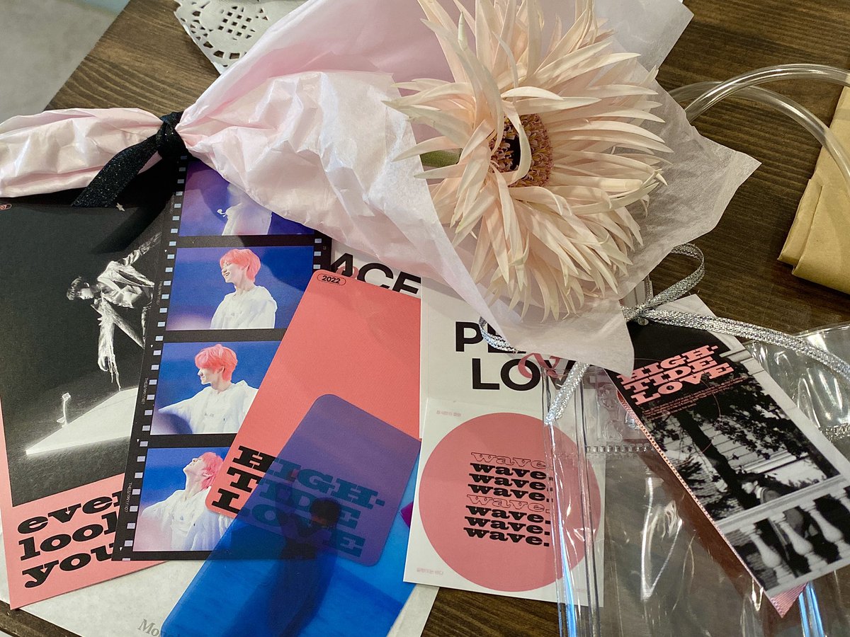 📍플라워,헤아

플라워샵 인터리어랑 감성부터 너무너무 맘에 들었던 곳 ..🌸 안쪽에 사진 가득 붙어있는 곳에서 편지 쓸 때 기분이 너무 좋았어요♡ 칠링백에 넣어주신 센스도 좋구 특전들도 다 너무 예뻐요😍

#가장_따뜻한_파도_명호에게