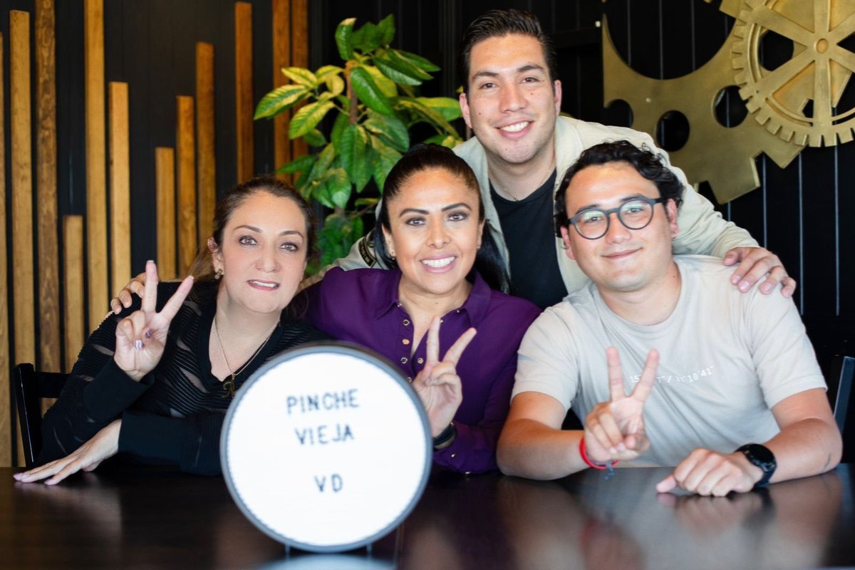 Un gran equipo se conforma por grandes personas, Manu, Marle y Moy son los mejores! #Pinchevieja creciendo junto a ustedes #VamosConTodo 
#VanguardiaDigital