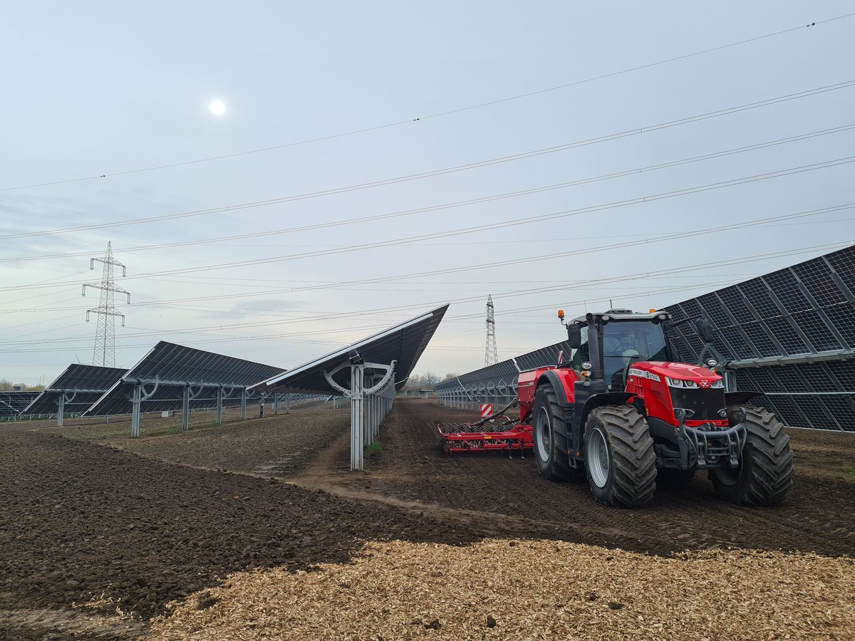Agri-PV Anlage EWS Sonnenfeld Bruck/Leitha (NÖ) ist heute in Betrieb genommen worden!
#Ökostrom für mehr als 1.000 Haushalte, #Landwirtschaft und #Biodiversität kombiniert.
ews-sonnenfeld.com/agri-photovolt…