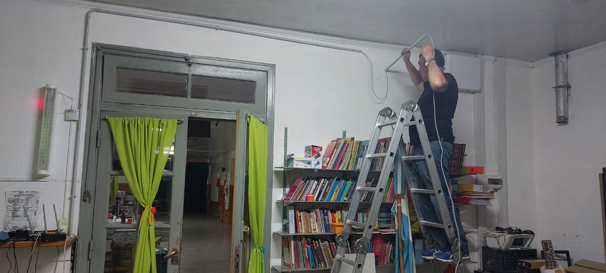OPTIC_Nqn's tweet photo. Tecnicos de @OPTIC_Nqn visitaron la escuela del #cajodelcurileuvu y realizaron mantenimiento de infraestructura #NeuSat. Seguimos trabajando fuertemente para fortalecer la conectividad en las escuelas rurales de Neuquen. Internet + wifi + telefonía VoIP algunos de los servicios https://t.co/8oCCYuquDD