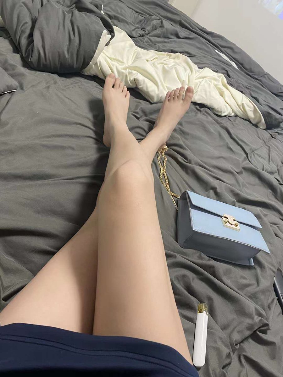 fh9527334's tweet photo. 一个人在家，躺在床上翻来覆去也不知道要干点什么，有哥哥来和我聊聊天的吗？可以私信我哦
#足控 #反差 #瑜伽老师 #性瘾 #同城 https://t.co/UQQMFdocto