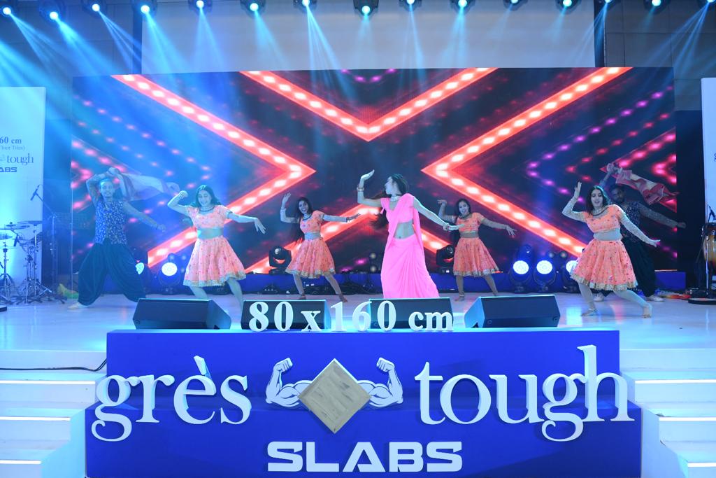 KajariaCeramic's tweet image. A special event for a special collection - Grestough, a new avatar in a new size, 800x1600mm. 

Inaugrated by actress Chitrangada Singh and special performance by singer Akriti Kakkar, the event was indeed stylish &amp;amp; glam. Here’s a glimpse 

#NewAddition #CeramicFashion #Grestough