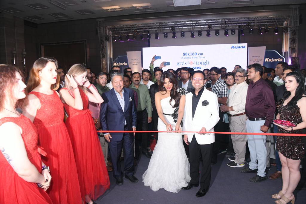 KajariaCeramic's tweet image. A special event for a special collection - Grestough, a new avatar in a new size, 800x1600mm. 

Inaugrated by actress Chitrangada Singh and special performance by singer Akriti Kakkar, the event was indeed stylish &amp;amp; glam. Here’s a glimpse 

#NewAddition #CeramicFashion #Grestough