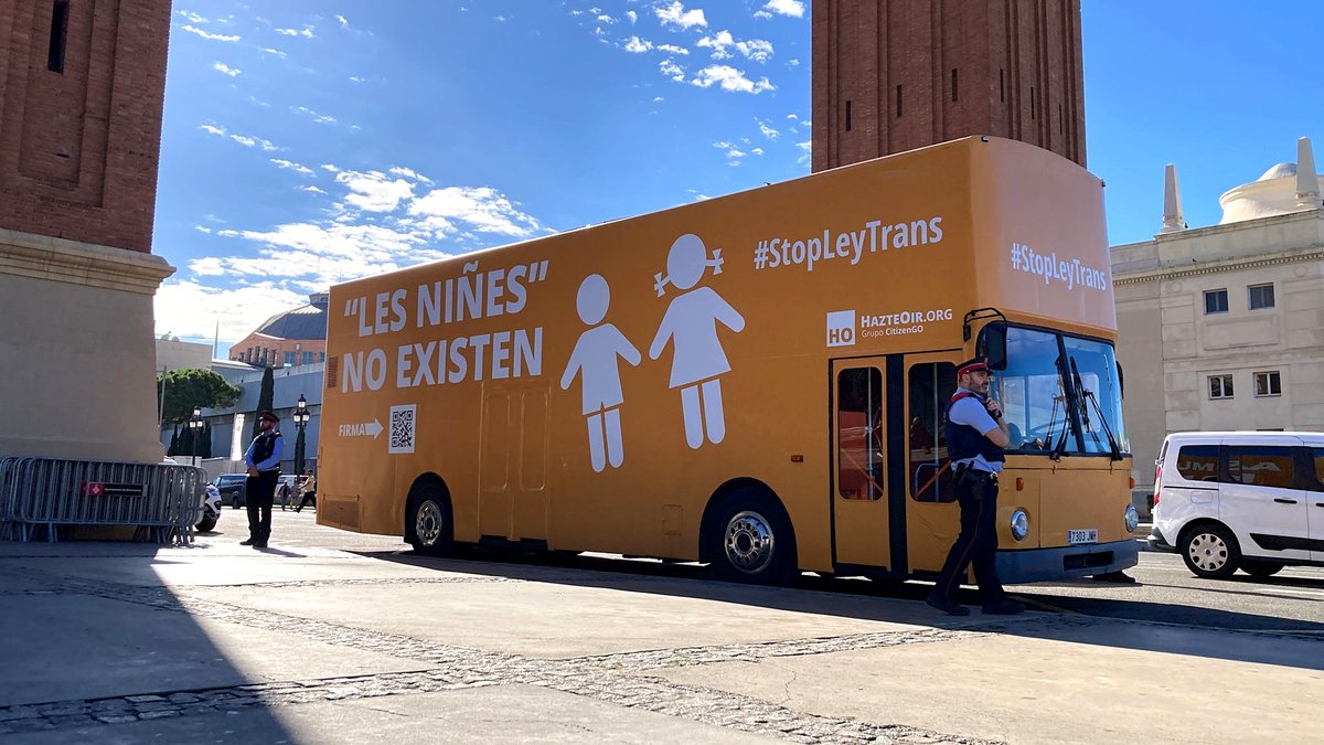 Els Mossos aturen a Barcelona un autobús d'Hazte Oír amb missatges transfòbics
bit.ly/3EkxNOV
