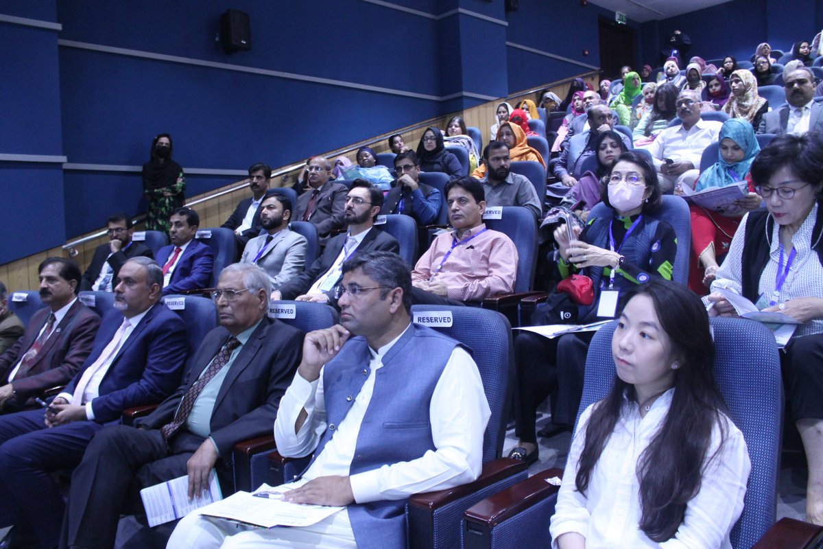 On November 7th, Country Director JeHo-Yeon attended the 1st PKNC International Conference held at University of Agriculture Faisalabad(UAF) in Punjab. PM JaeHan-Kim from CNU, UAF Vice Chancellor Iqrar Ahmad Khan, and Dean of FFNHS(UAF) Masood Sadiq Butt were present.