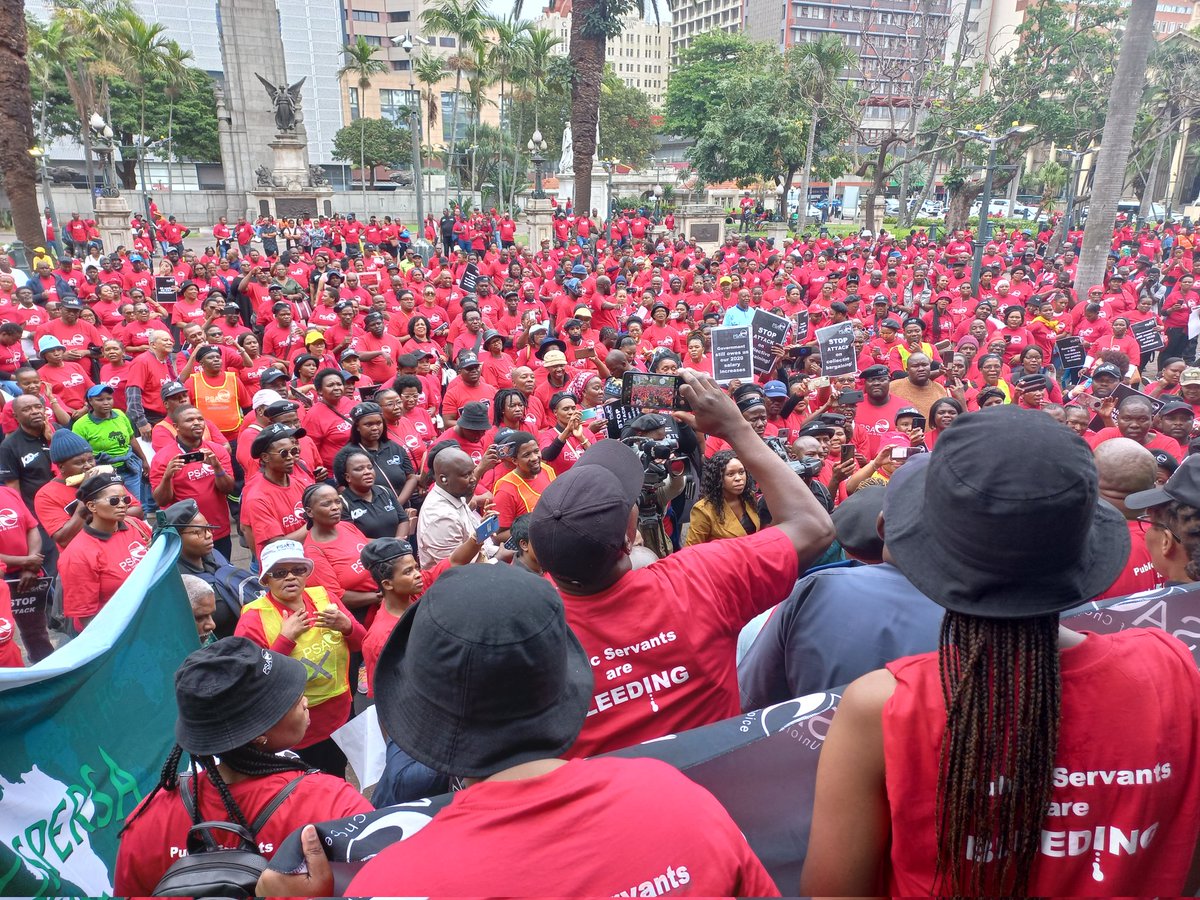 kaveels's tweet photo. WATCH: Well over 500 people at the #PSAStrike at city hall in Durban. PSA national director Nondumiso Mvubu says they have been deprived of a proper increase since 2020. @News24 @TeamNews24 https://t.co/OLLYMNdgkJ