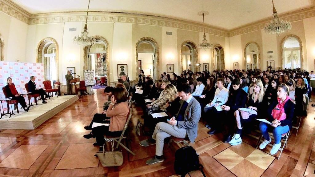 UKinItalia's tweet photo. Toccante racconto della storia dietro alla scelta del milite ignoto da @Esercito 🇮🇹 all’evento sull’importanza di ricordare chi perse la vita per la nostra libertà 

#LestWeForget #remembranceday2022 https://t.co/n2DssgtwkX