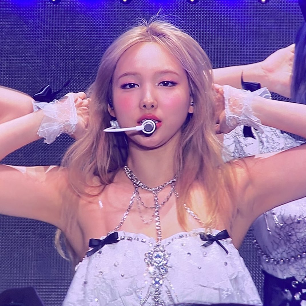 Nayeon Lesbian Protector On Twitter This Blonde Concert Nayeon Lwmtowa9as Twitter 
