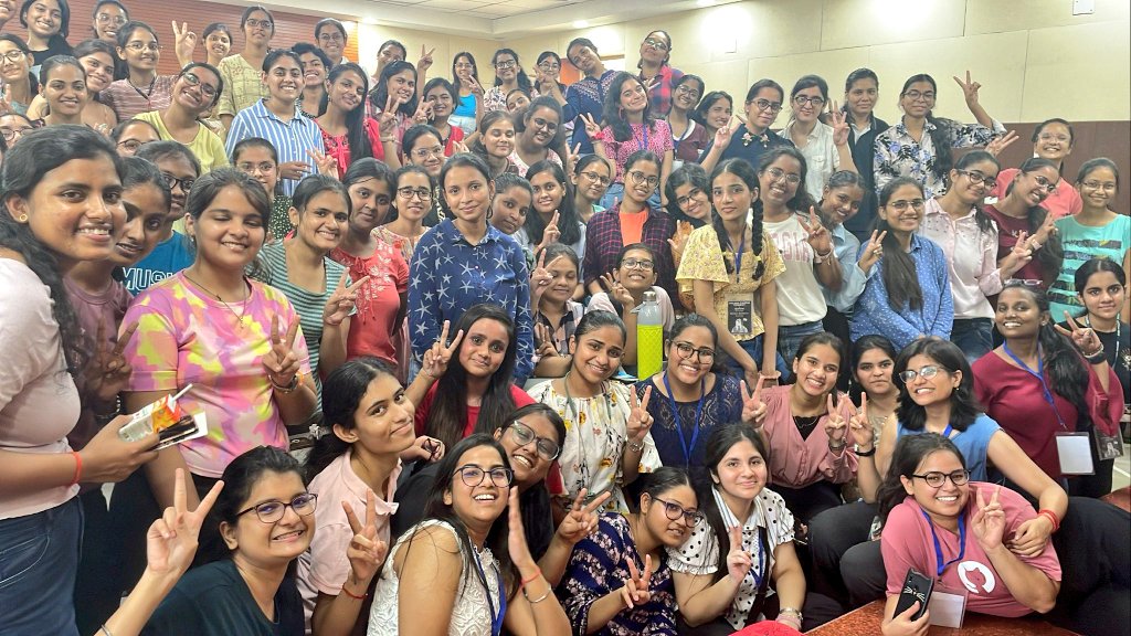 rishabhbansal97's tweet photo. Sweeping faster than 5G coverage, we were a hit in unis like IIT Delhi, IIIT Bangalore,IGDTUW,GGSIPU, etc under the Campus Connect, and we plan to do more of them in the coming months💻

If you want us to setup a Campus Connect at your university, fill out https://t.co/xLai58ysCn https://t.co/jgQfDlpeaP