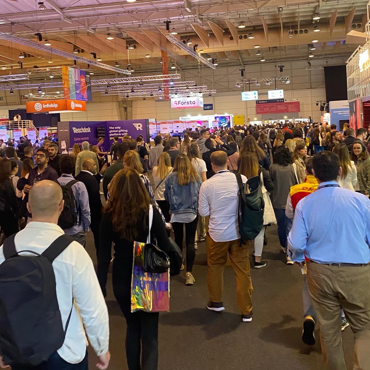 É grandioso, cheio de inputs e confesso que a gente saí dali com a cabecinha saindo fumaça com tanto conteúdo e informação. É uma correria doida porque os speeches são normalmente de 20min e espalhados por pavilhões enormes lotados de gente hehe