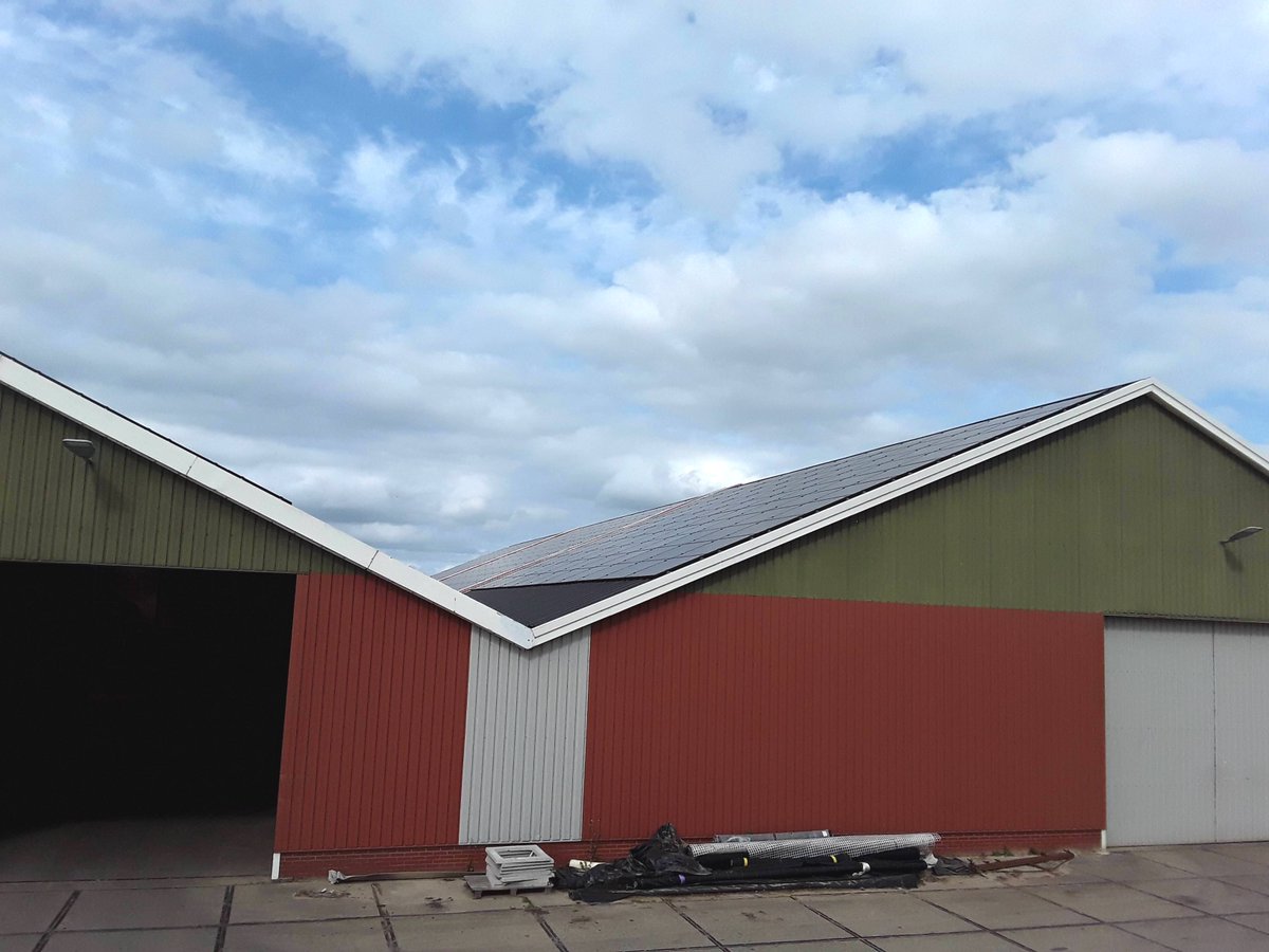 zonhubcom's tweet photo. Investeer vanaf nu in Zonnedak Schilligepad. ☀️

Dit project bestaat uit 1.056 zonnepanelen, die naar verwachting jaarlijks genoeg stroom opwekken voor het gemiddelde elektriciteitsverbruik van 130 huishoudens!

Bekijk de documentatie en investeer via: https://t.co/wckB2M70UM https://t.co/85tX4Vnd20