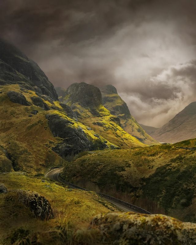 N_T_S's tweet image. Is there anywhere more atmospheric than Glencoe in the Scottish Highlands? Dramatic mountains, rare beauty and haunting history. The mountains were formed through violent volcanic eruptions, and sculpted by massive glaciers
(📸 Stuart Mckay Photography) #ForTheLoveOfScotland