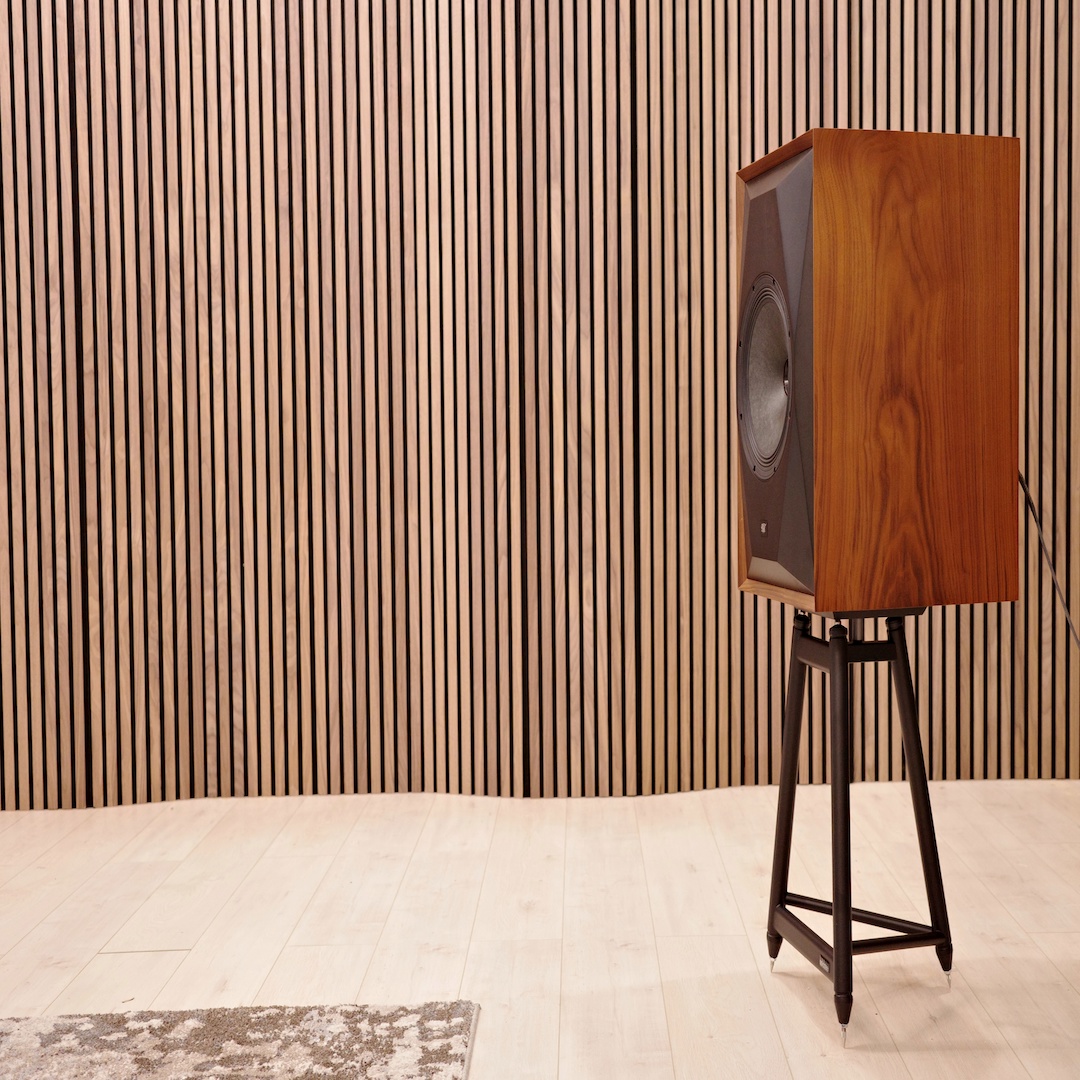 ecoustics's tweet photo. BREAKING NEWS: Andrew Jones' first loudspeaker with MoFi has arrived. It's called the SourcePoint 10 and it will sell for 3699/pair USD.
#mofi #andrewjones #sourcepoint10 #loudspeaker #hifi #audiophile #speakers #breakingnews #caf #worldpremiere
https://t.co/NzZnmZUqOu https://t.co/GrowBvW6TQ