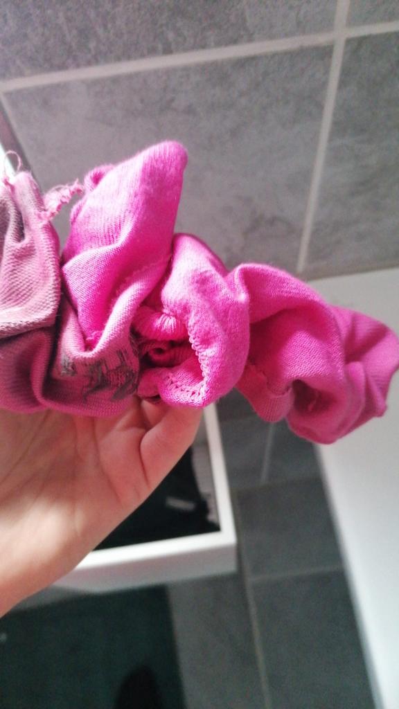 Mein kleiner Ehesklave sollte diese Socken bis Sonntag tragen und was hat er gemacht ? Sie einfach in die Wäsche gepackt! 

Dafür gibt es Strafe! 

Bei 50 Likes 3 Monate länger KG!
Bei 100 Like 6 Monate länger KG!
und bei 50 RT 1 Jahr länger!