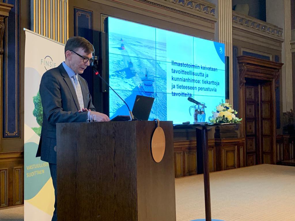 Omistajaohjausosaston osastopäällikkö @ViertolaK totesi tänään <a href="/Finsif/">irfan kedua</a> vuosiseminaarissa Säätytalolla, että ilmastotoimiin kaivataan nyt tavoitteellisuutta ja kunnianhimoa: tiekarttoja ja tieteeseen perustuvia tavoitteita. #finsif22 #ESG