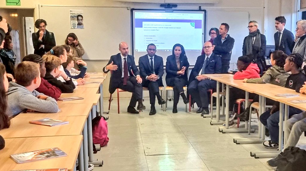 Pix_officiel's tweet image. #NonAuHarcèlement En déplacement au collège André Citroën, @PapNdiaye @jnbarrot @sarahelhairy lancent le déploiement de l&apos;attestation de sensibilisation au numérique #Pix pour les élèves de 6e pour sensibiliser et lutter contre les violences en ligne. ℹ️👉bit.ly/3A3rHjv
