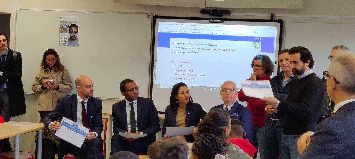 Pix_officiel's tweet image. #NonAuHarcèlement En déplacement au collège André Citroën, @PapNdiaye @jnbarrot @sarahelhairy lancent le déploiement de l&apos;attestation de sensibilisation au numérique #Pix pour les élèves de 6e pour sensibiliser et lutter contre les violences en ligne. ℹ️👉bit.ly/3A3rHjv