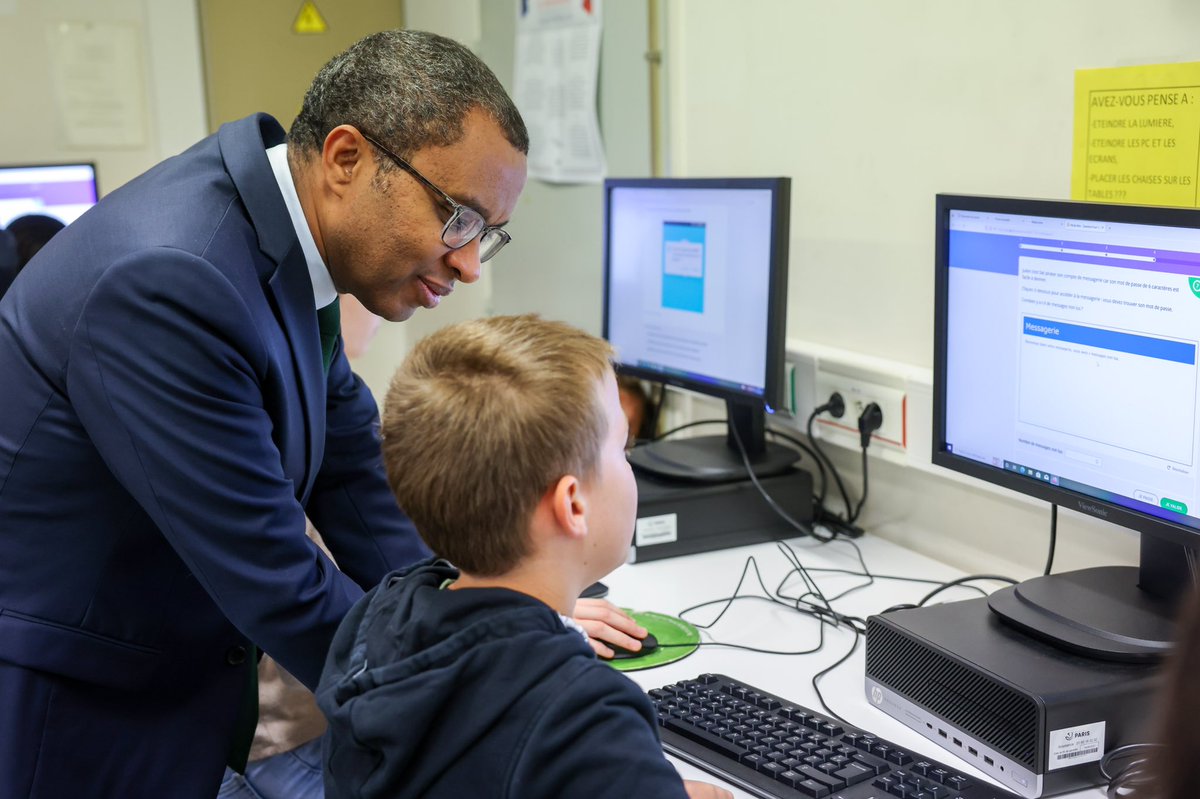 Pix_officiel's tweet image. #NonAuHarcèlement En déplacement au collège André Citroën, @PapNdiaye @jnbarrot @sarahelhairy lancent le déploiement de l&apos;attestation de sensibilisation au numérique #Pix pour les élèves de 6e pour sensibiliser et lutter contre les violences en ligne. ℹ️👉bit.ly/3A3rHjv