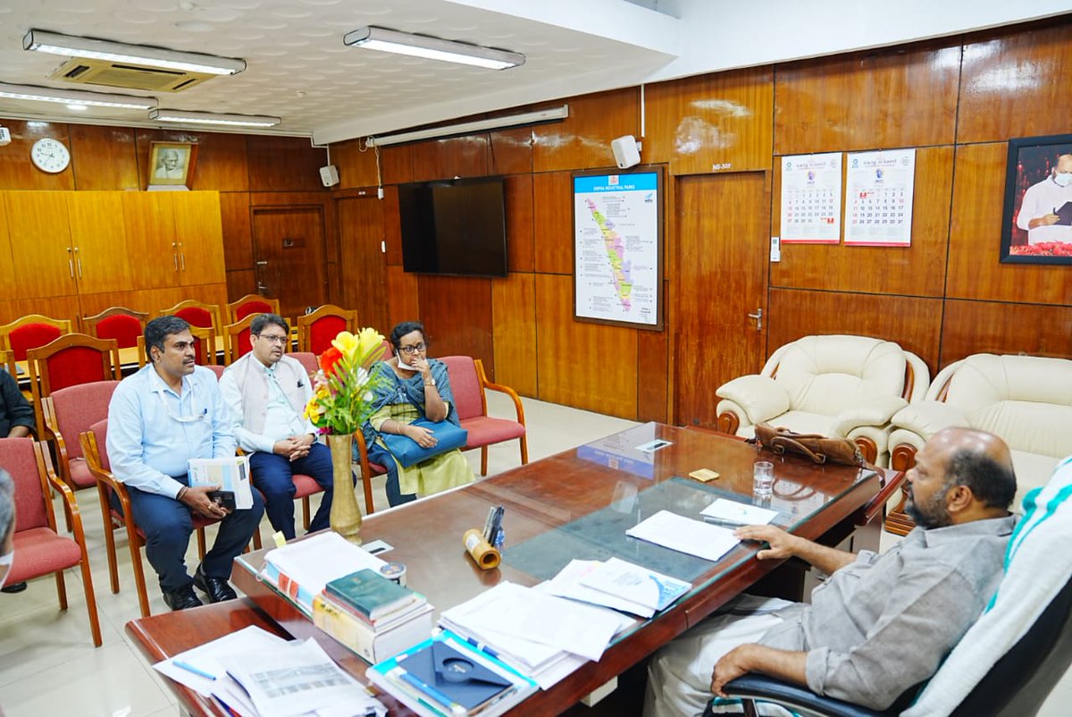 sidbiofficial's tweet photo. During an interaction with Shri. P Rajeeve, Minister for Law, Industries and Coir, Government of Kerala, #SIDBI addressed the infrastructure requirements of Coir, Jute and traditional industries, #Modernisation and development of #MadeinKerala under #ClusterDevelopmentInitiative. https://t.co/S5k14Z6UbP