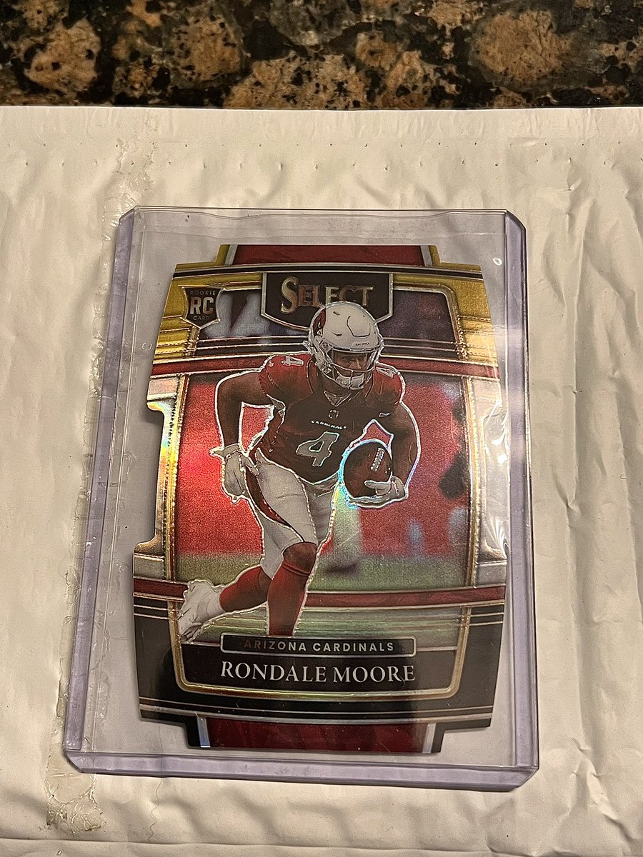 Snaith412's tweet photo. After deciding to get back into the hobby, GIVEAWAY TIME! 100 likes/retweets and I’ll draw a winner tonight!   @CardPurchaser @sports_sell @Hobby_Connect https://t.co/Y2SpOSGD2J