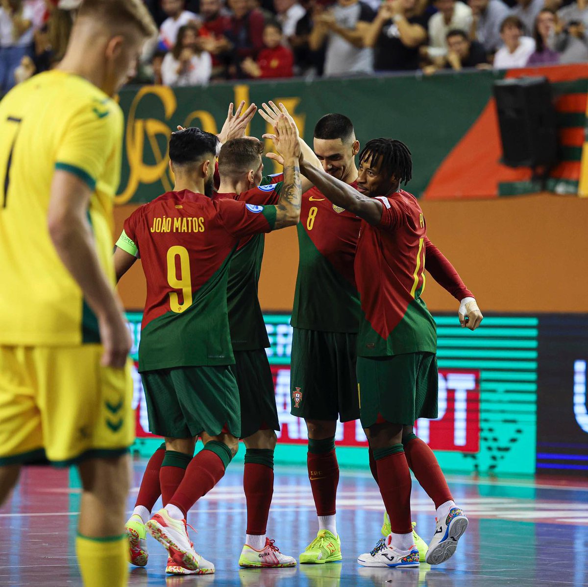 𝑪𝒂𝒅𝒂 𝒗𝒆𝒛 𝒎𝒂𝒊𝒔 𝒑𝒆𝒓𝒕𝒐 𝒅𝒂 𝒑𝒂𝒔𝒔𝒂𝒈𝒆𝒎 𝒂̀ 𝑹𝒐𝒏𝒅𝒂 𝒅𝒆 𝑬𝒍𝒊𝒕𝒆 💫 <a href="/selecaoportugal/">Portugal</a> bateu a Lituânia por 2-0, na 3.ª ronda do Grupo 4 da 1.ª fase de qualificação para o Mundial! 🙌 🥳