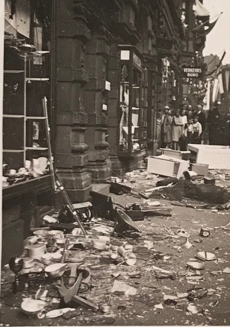 #Mainz #Kristallnacht Protokoll (24). Es gibt Mainzerinnen + Mainzer, die die Gewalt gg. ihre jüdischen Mitbürgerinnen + Mitbürger und all die Zerstörung mit Entsetzen sehen, andere plündern oder denunzieren. Viele aber sehen teilnahmslos zu. Hier bei Möbel-Epstein, Bahnhofstr.