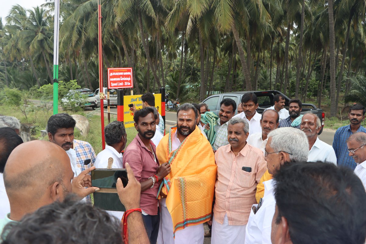 cmahendranmla's tweet photo. மடத���துக்குளம் சட்டமன்ற தொகுதி, தளி பேரூராட்சி #பொன்னாலம்மன் சோலையில், புதிதாக அமைக்கப்பட்ட கம்பத்தில் அதிமுக #கழக_கொடியேற்றி பொதுமக்கள் மற்றும் நிர்வாகிகளுக்கு இனிப்புகள் வழங்கினேன்.
#cmahendranmla #madathukulammla #School #Dhali https://t.co/pyt855LqD1