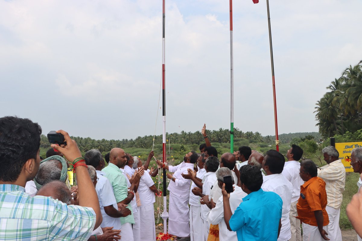cmahendranmla's tweet photo. மடத���துக்குளம் சட்டமன்ற தொகுதி, தளி பேரூராட்சி #பொன்னாலம்மன் சோலையில், புதிதாக அமைக்கப்பட்ட கம்பத்தில் அதிமுக #கழக_கொடியேற்றி பொதுமக்கள் மற்றும் நிர்வாகிகளுக்கு இனிப்புகள் வழங்கினேன்.
#cmahendranmla #madathukulammla #School #Dhali https://t.co/pyt855LqD1