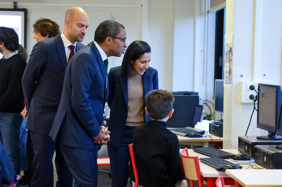 Pix_officiel's tweet image. #NonAuHarcèlement En déplacement au collège André Citroën, @PapNdiaye @jnbarrot @sarahelhairy lancent le déploiement de l&apos;attestation de sensibilisation au numérique #Pix pour les élèves de 6e pour sensibiliser et lutter contre les violences en ligne. ℹ️👉bit.ly/3A3rHjv