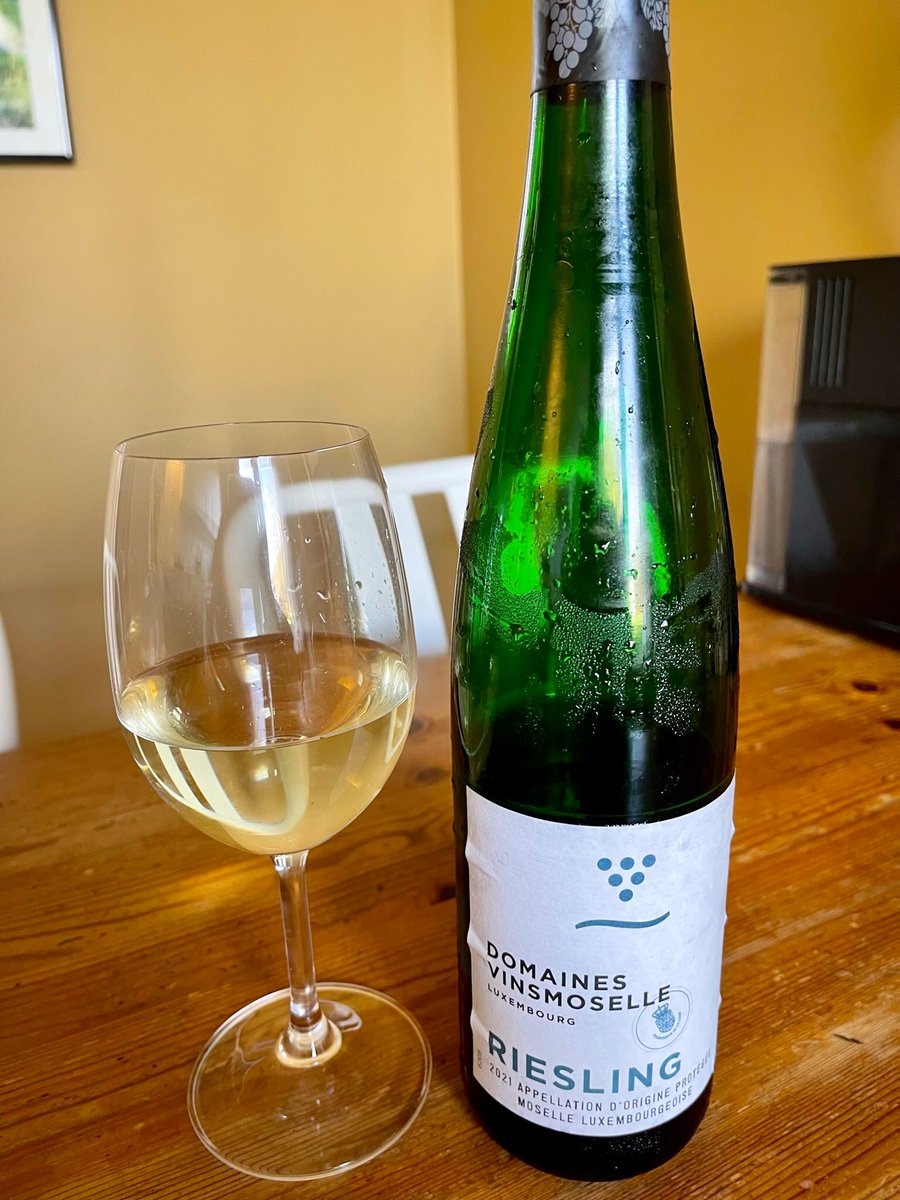 #ThursdayLunch #ChoucrouteAuRiesling #PotatoMash #Rheingau #Riesling Prepared w love & Luxemburg Vins de Moselle Riesling, enjoyed with crispy, zesty, dry, fruity & flowery, mineral, stony Riesling by Peter Jakob Kühn (88-90). Sorry, choucroute haters, you’re missing something!