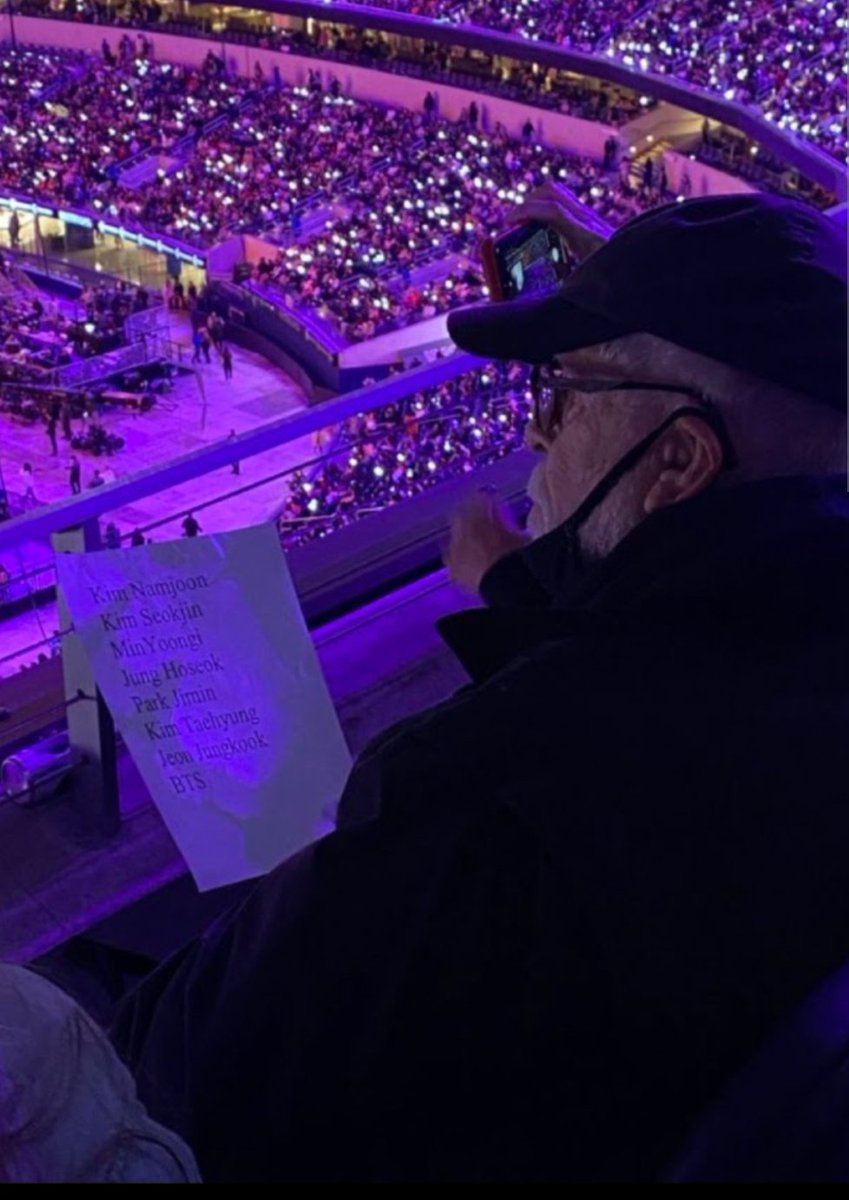 artemisloveshe2's tweet photo. @b27348030 Never too old. Look at this gentleman. The bangtan family is vast and accept every age. https://t.co/JwAkMeIXUK