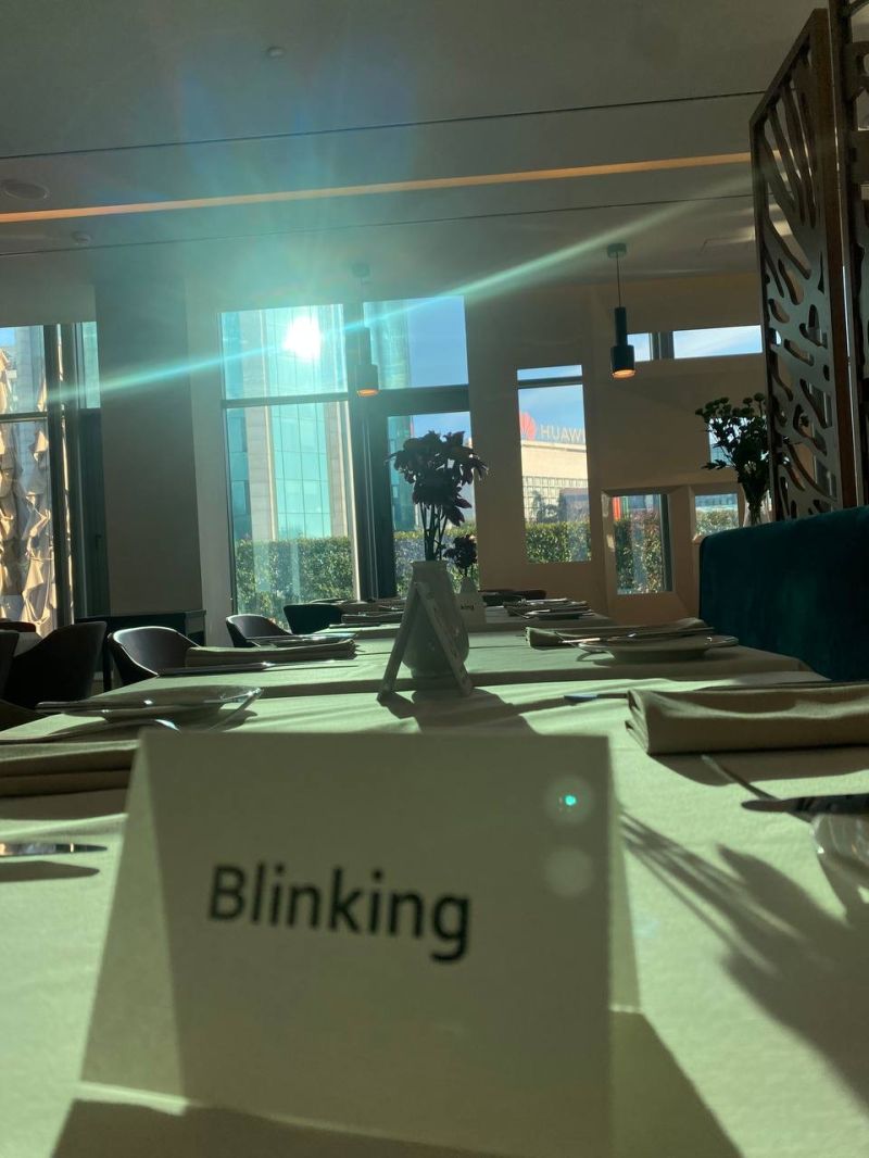 Blinking tweet media