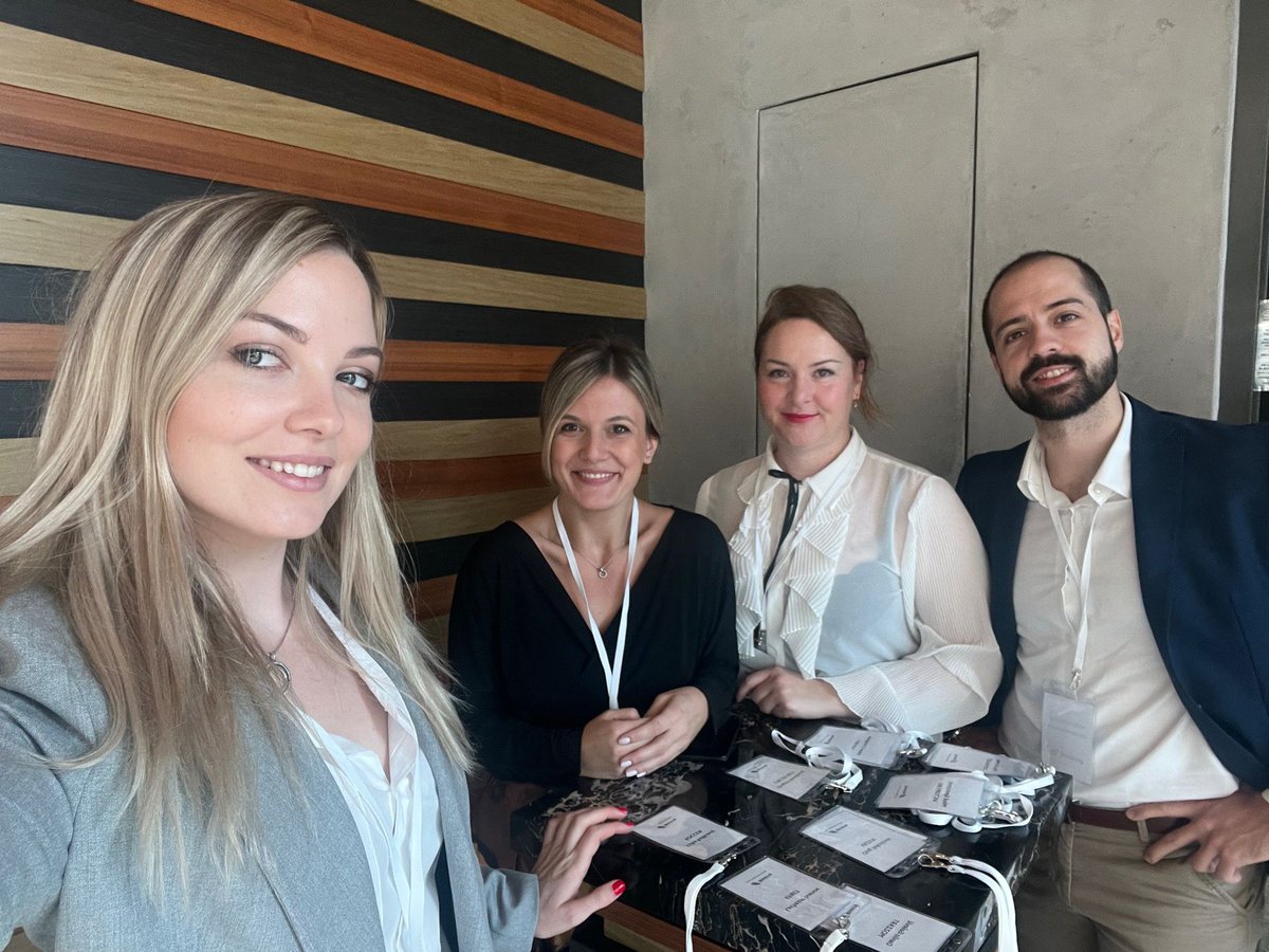 Blinking tweet media