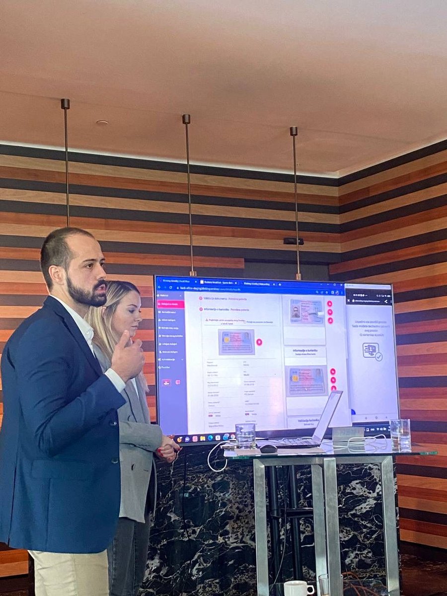 Blinking tweet media