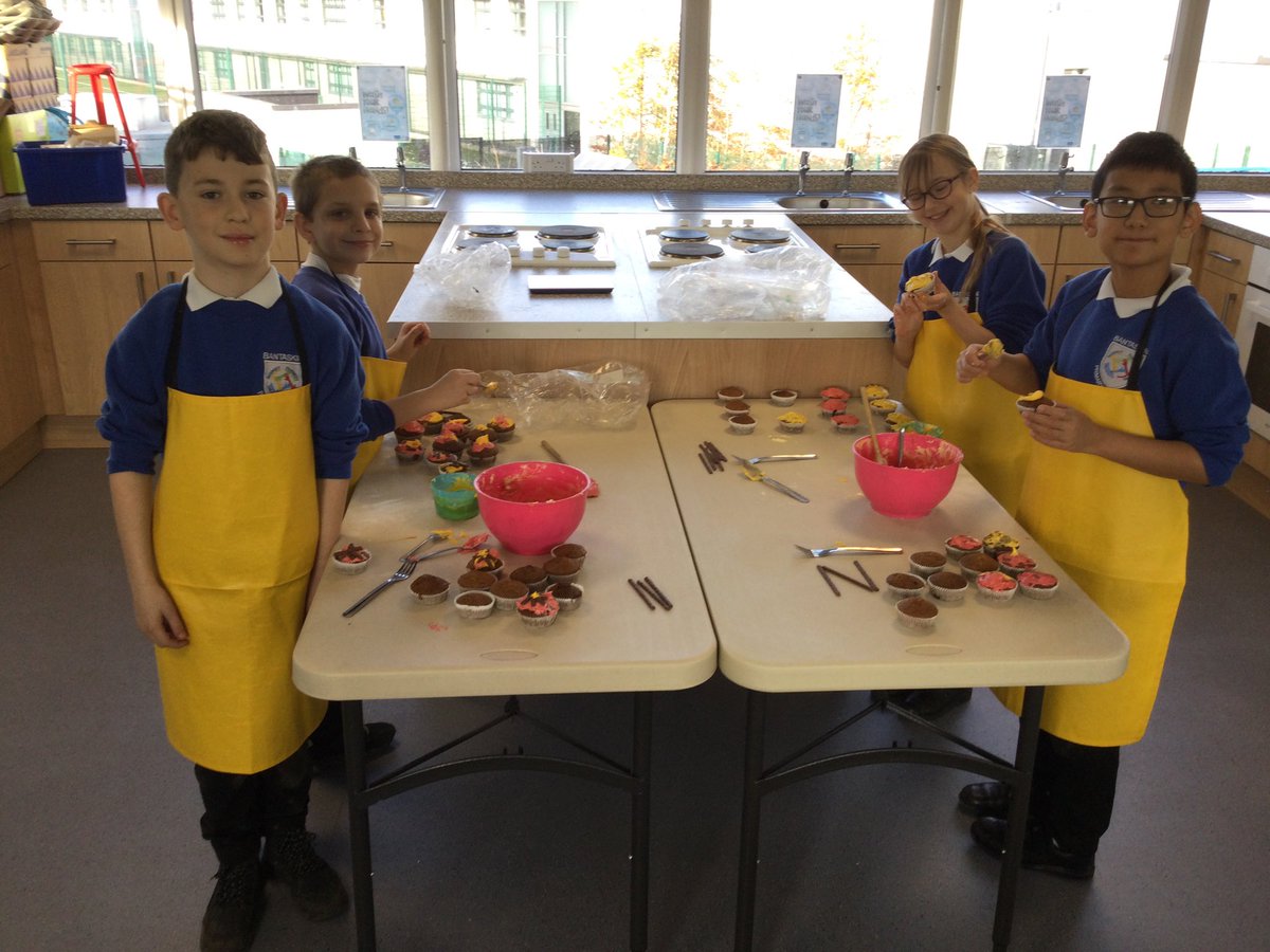 This morning sone more of our P5 children visited the kitchen to decorate their pumpkin muffins. They used butter icing to decorate them. They look amazing and you can sample them tonight when they bring them home. 😋 #bantkitchen #banttech #banthwb