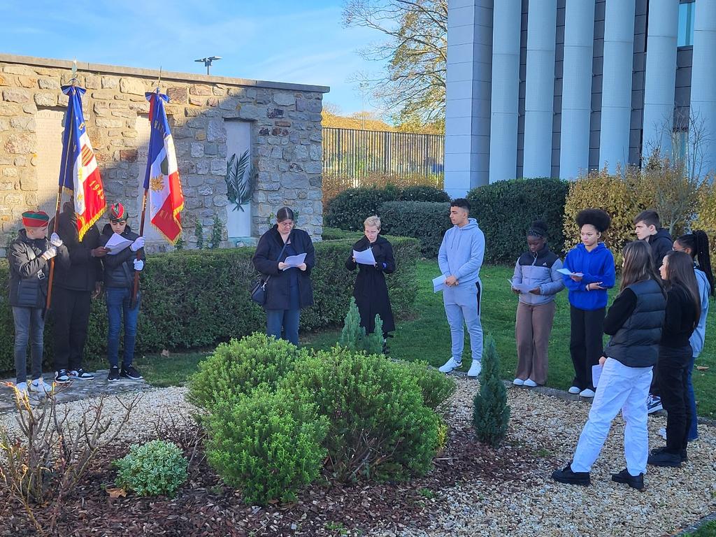 LyceeLouisThuillier (@lyceethuillier) on Twitter photo Cérémonie de commémoration - monument aux du lycée Thuillier.
Félicitations à la classe de seconde pour leurs lectures et création de poèmes. Cérémonie de commémoration - monument aux du lycée Thuillier.
Félicitations à la classe de seconde pour leurs lectures et création de poèmes.